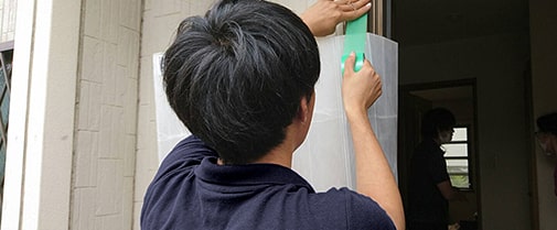 徹底した養生で建物を損傷から保護