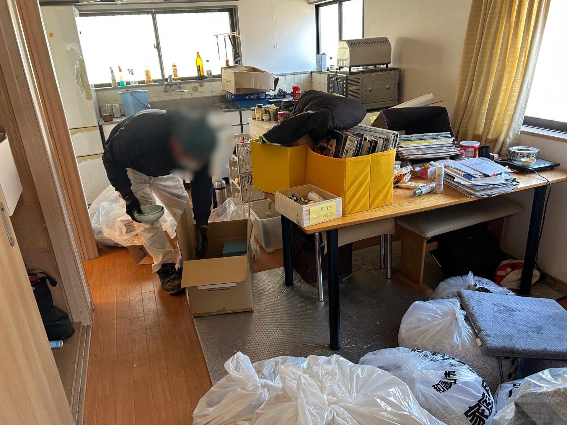 「メタルラック、衣装ケース、衣類、日用品などを回収しました」作業写真